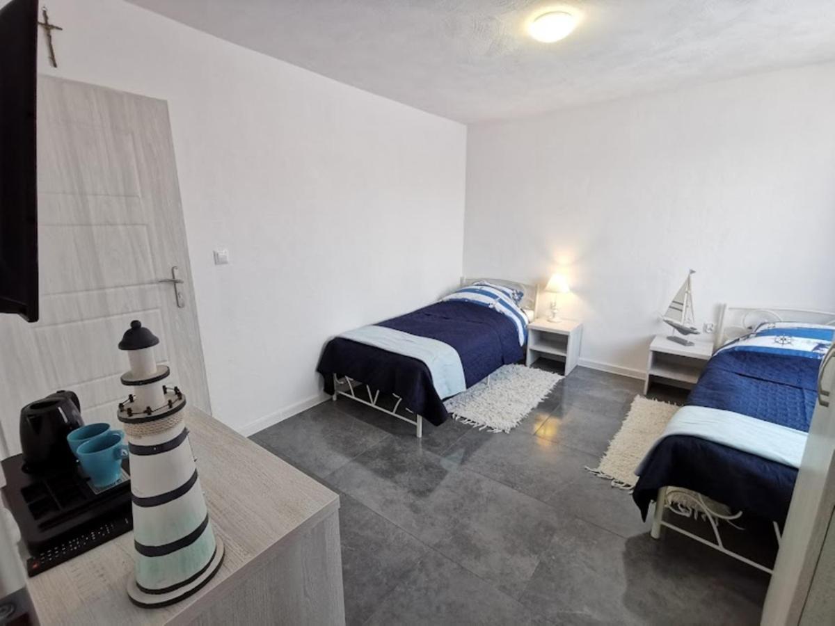 Pokoje Dwuosobowe Hotel Рови Екстериор снимка